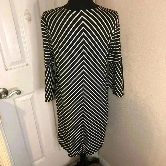 🤍🖤Black and white striped dress by Creation size 6P🖤🤍 - Picture 5 of 11